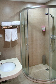 Twin Room/Bathroom - Super 8 Hotel Beijing Qianmen