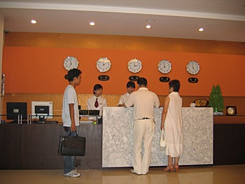 Reception Desk - Yangdang Holiday Hotel - Shanghai