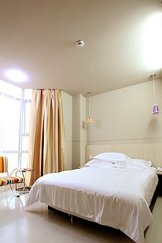 -- - Shanghai Yijia Business Hotel