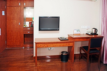 -- - Shanghai Jiayi Business Hotel