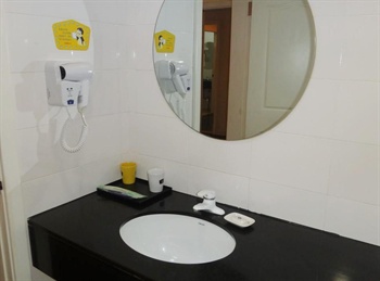  - Home Inn (Xiamen Changqing Road) 