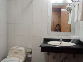 Bathroom - Railway Renhe Hotel - Qingdao