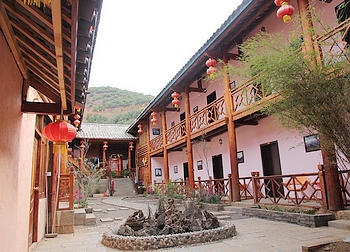 Hotel Grounds - Lijiang Lugu Lake lattice Holiday Inn