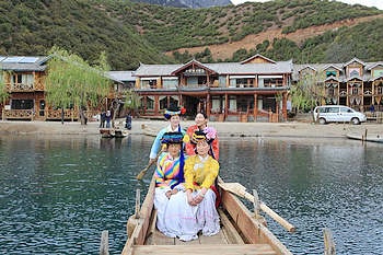 Hotel Grounds - Lijiang Lugu Lake lattice Holiday Inn