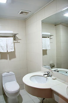 Standard Room B/Bathroom - Super 8(Xi`an  Xidajie)