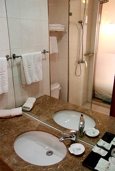 Standard Room/Bathroom - Beijing Guosheng Hotel