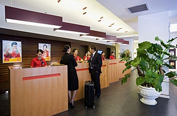 Reception Desk - Hotel Ibis Shanghai Lianyang