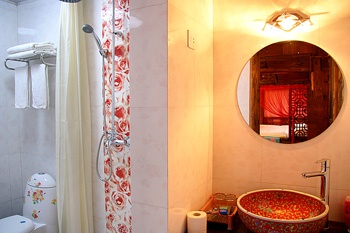 Romantic Honeymoon Room/Bathroom - Yuanxiang Lijiang Hotel  