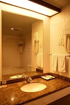 Triple Room/Bathroom - Suzhou Guanqian Holiday Hotel