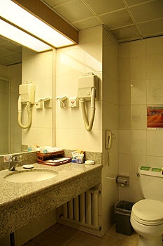 Single Room/Bathroom - Red Crowned Crane Hotel Qingdao