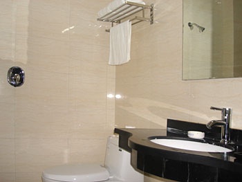 Bathroom - Qingdao Yongle Business Hotel Zhiquan Road