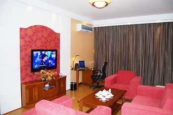 Living Room - Wolong Shanshui Hotel - Qingdao