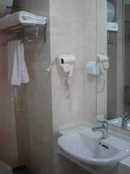 Bathroom - Jinshi International Hotel - Qingdao