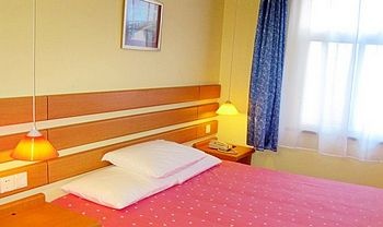 -- - Home Inn Qingdao Sifang Coach Station