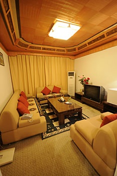 Deluxe Suite/Living Room - Lijiang Nverguo Hotel