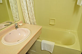 Bathroom - Evergreen Hotel