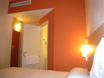  - Ibis Hong Kong Central Sheung Wan Hotel