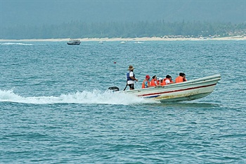  - Yalong Bay Underwater World