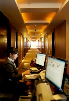 Reception Desk - High Mountain Flowing Water Hotel - Kunming