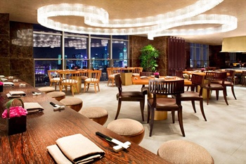  - Four Seasons Hotel Shanghai .