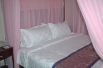 Deluxe Valentine's Suite/Bedroom - Maple Leaf International Hotel