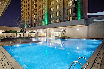 Swimming Pool - Holiday Inn Dongguan